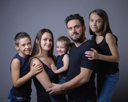 portrait studio en famille sur fond gris