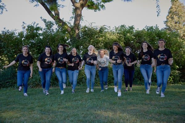 EVJF team de la future mariée s'amusant dans le parc d'annecy