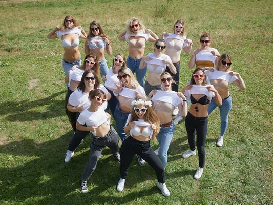 EVJF la future mariée et sa team qui s'amusent à la Clusaz