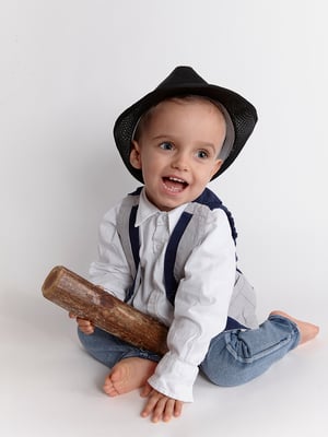 portrait studio bébé - petit garçon sur fond clair