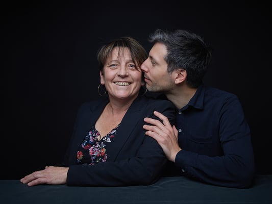 portrait studio en famille sur fond noir mère et fils