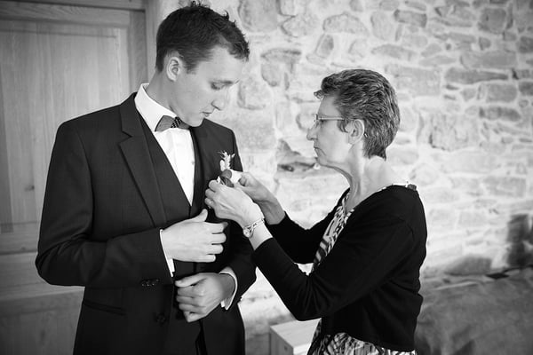 mariage moment magique avec la maman pendant les préparatifs du marié