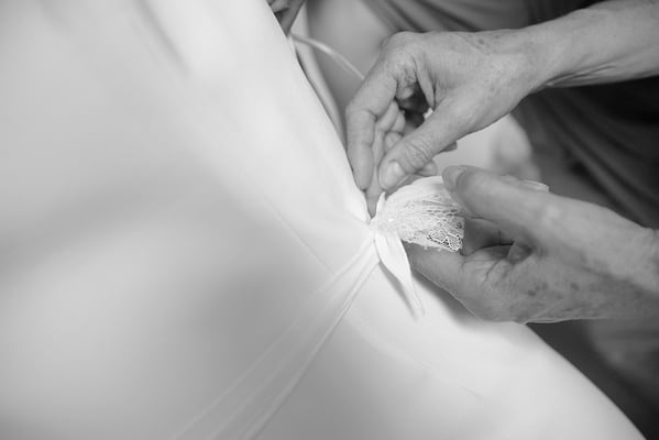 mariage moment intime avec la témoin pendant les préparatifs de la mariée la robe de mariée
