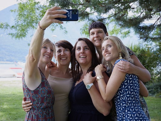 EVJF team de la future mariée qui fait un selfie sur la plage d'aix-les-bains