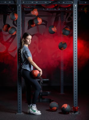 portrait corporate feminin coach sportif dans son environnement de travail