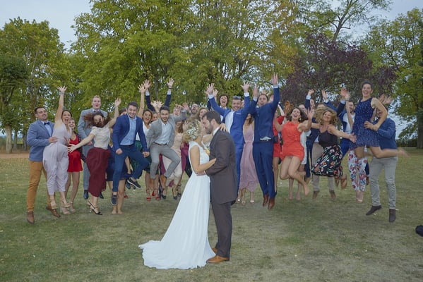 Mariage photo de groupe fun les mariés et leurs amis