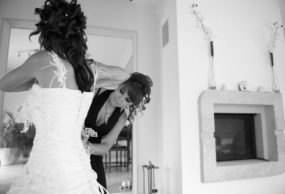 mariage moment intime avec la témoin pendant les préparatifs de la mariée