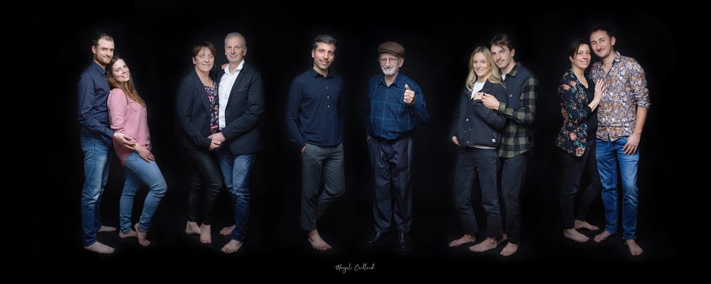 portrait studio en famille sur fond noir