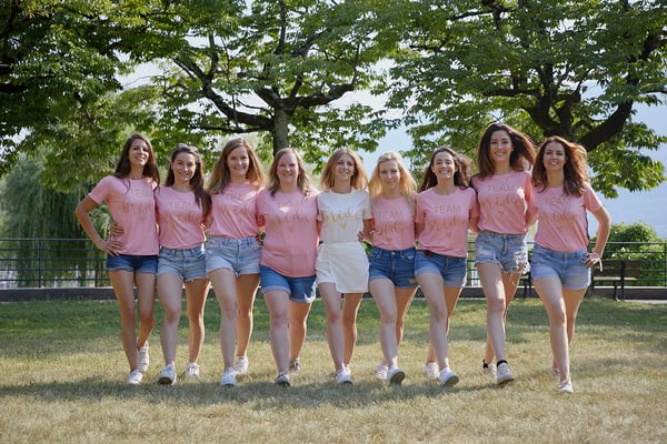 EVJF team de la future mariée marchant dans le parc d'aix-les-bains