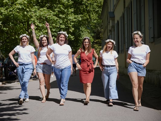 EVJF team de la future mariée qui pose dans le parc d'aix-les-bains