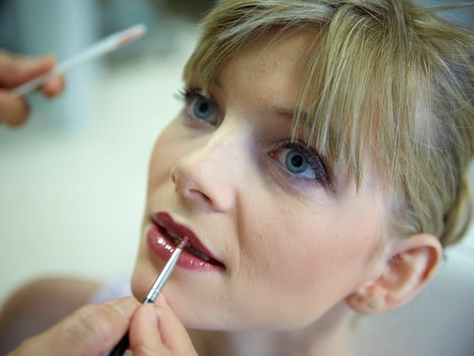 mariage les préparatifs et le maquillage de la mariée