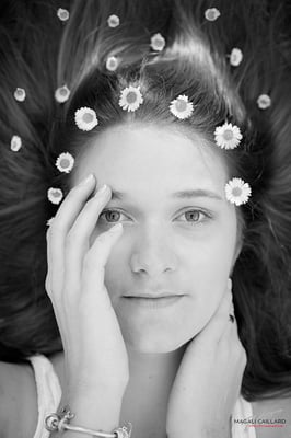 portrait extérieur féminin en lumière naturelle fleur pâquerettes 