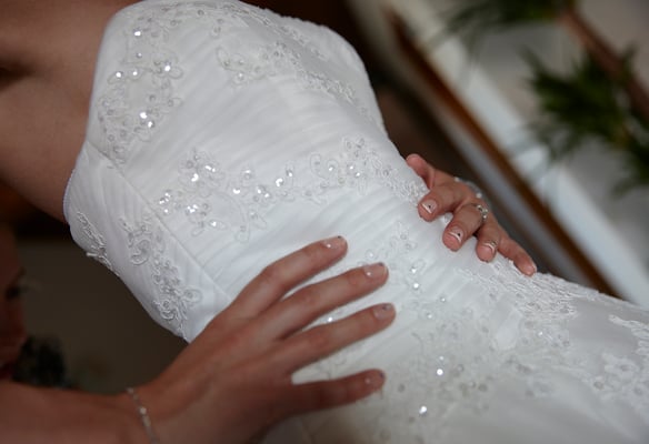mariage moment intime avec la témoin pendant les préparatifs de la mariée