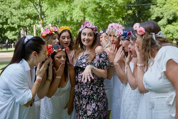 EVJF team de la future mariée s'amusant dans le parc d'Annecy