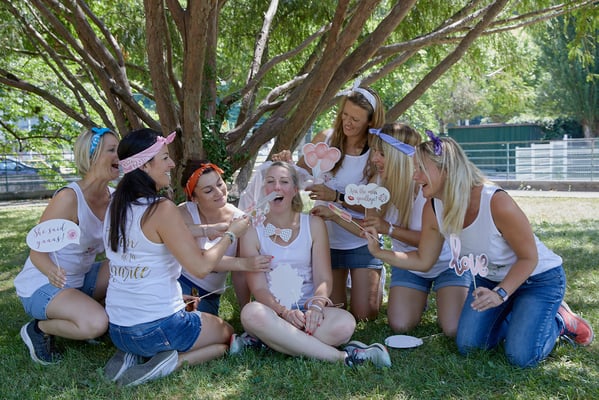 EVJF team de la future mariée qui pose dans le parc d'aix-les-bains