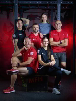 portrait corporate entrepreneur coach sportif dans son environnement de travail equipe