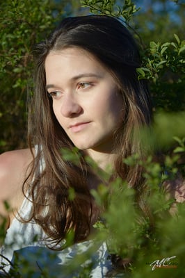 portrait extérieur féminin en lumière naturelle soleil couchant