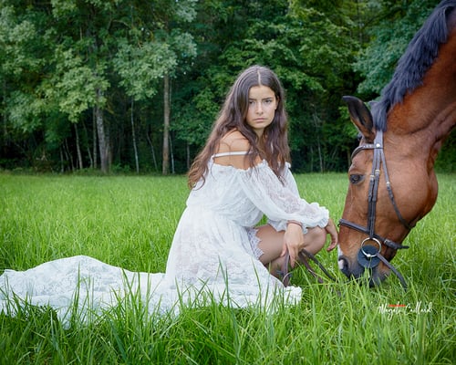 portrait extérieur féminin en lumière naturelle accompagnée de son cheval