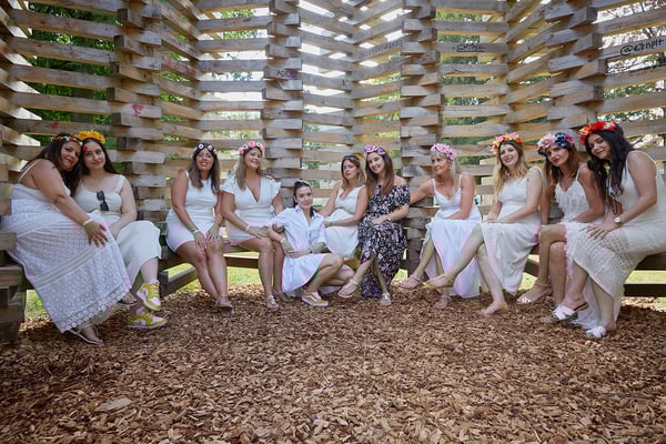EVJF team de la future mariée qui pose dans le parc d'Annecy 