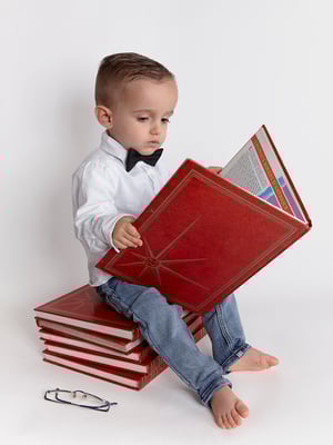 portrait studio bébé petit garçon en pleine lecture