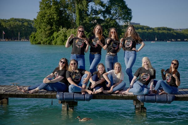 EVJF team de la future mariée s'amusant sur la plage d'annecy