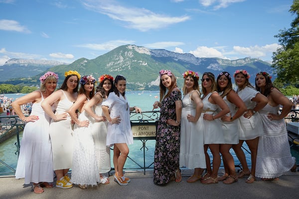EVJF team de la future mariée sur le pont des amours dans le parc d'Annecy 