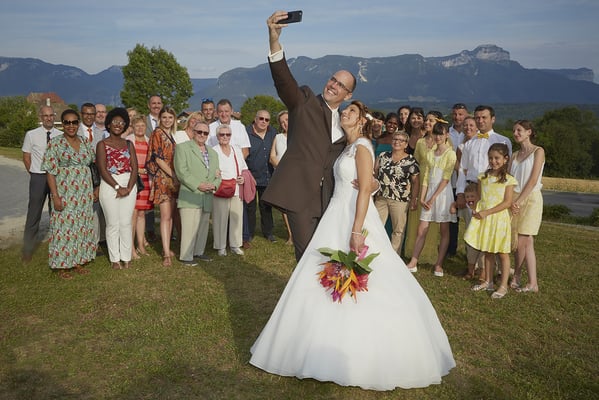 Mariage photo de groupe les mariés et leurs amis qui font un selfie