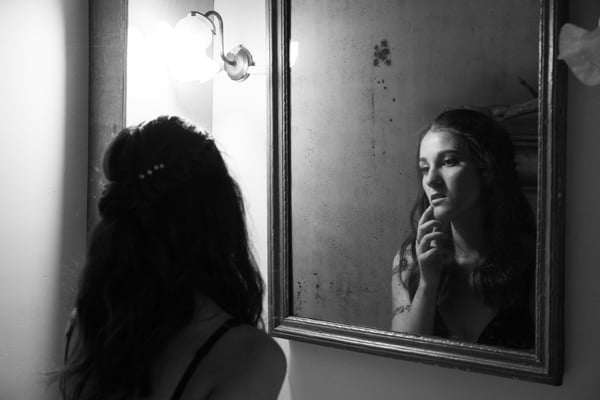 portrait intérieur féminin en lumière naturelle devant son miroir