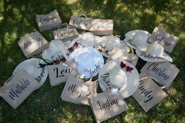 EVJF team de la future mariée et ses accessoires dans le parc d'Annecy 