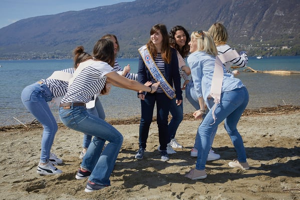 EVJF team de la future mariée qui danse sur la plage d'aix-les-bains