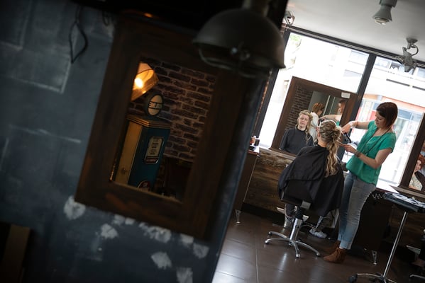 mariage pendant les préparatifs de la mariée portrait de la mariée et de sa coiffure au salon