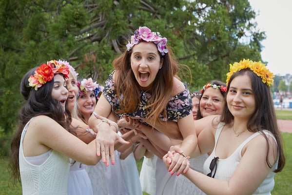 EVJF team de la future mariée qui fait voler la future mariée dans le parc d'Annecy
