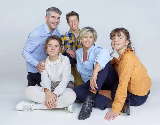 portrait studio en famille sur fond clair