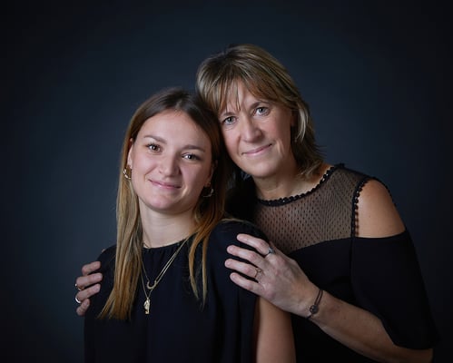portrait studio en famille sur fond  sombre mère et fille