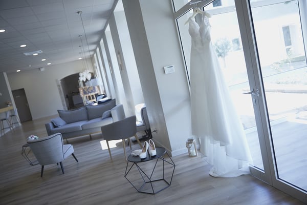 mariage, les préparatifs de la mariée, robe de la mariée dans le château de Faverges