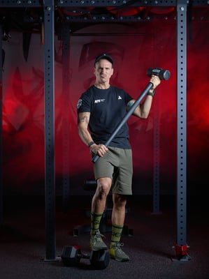 portrait corporate masculin coach sportif dans son environnement de travail