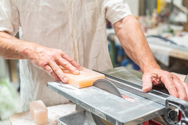 Juian Gross an der Schneidemaschine