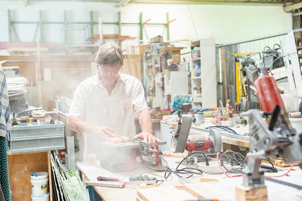 Julian Gross in der Werkstatt