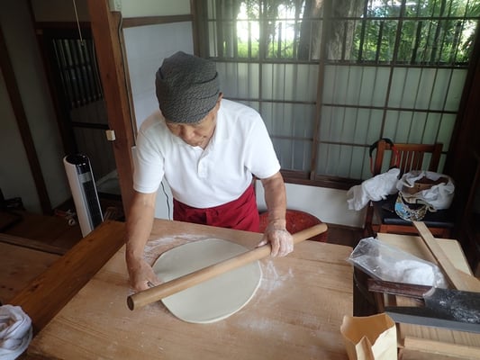 麺棒で伸ばします