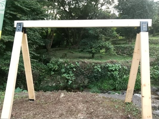 がっちとした作りで大きなバイクも楽に掛けられます。ロックは各自しっかりとお願いします。