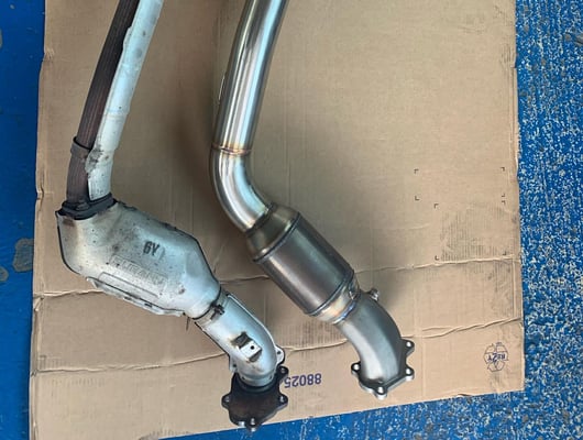 Subaru WRX STI mit Swiss Legal 200 Zellen Downpipe.