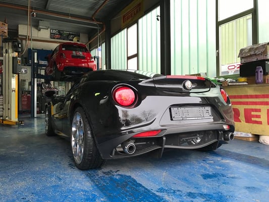Alfa Romeo 4C mit Gewindefahrwerk und Distanzscheiben.