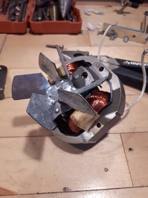démonte d'un moteur électrique pour en faire des boules de Noël upcycling