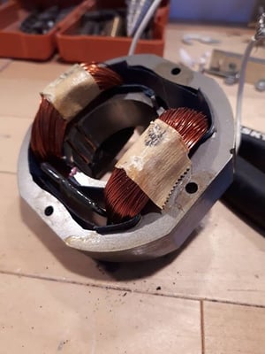 Détail d'un moteur électrique avant d'en faire des des de Noël upcycling