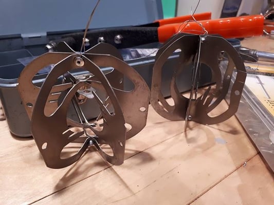 Pièces de moteur transformé en boules de Noël upcycling