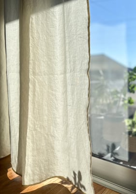 美濃和紙カーテンが採用された腰窓