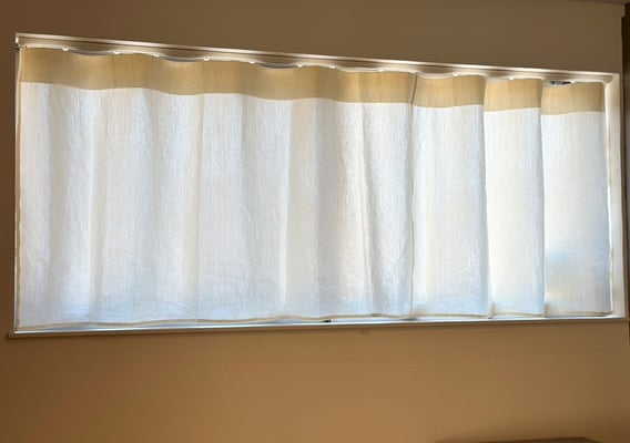 美濃和紙カーテンが採用された腰窓