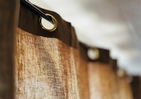 真鍮ハトメのディテール。リネンの質感と金属のコントラストが際立つ。