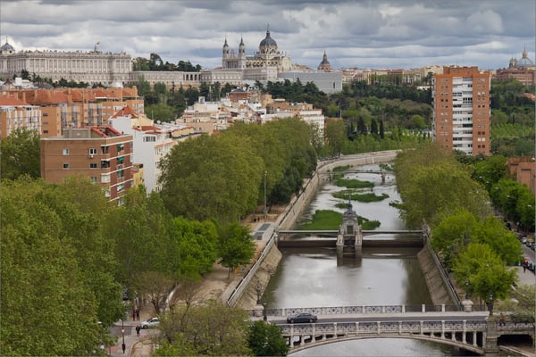 Rio Manzanares, Palacio Real et cathédrale Santa Maria La Real de La Almudena, Madrid, Espagne
