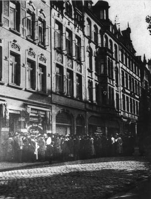 Schlangestehen vor Kolonial-u.Delikatessengeschäft Franz Birck, Theaterstraße 21, 1916-1919. Städtisches Museum Göttingen